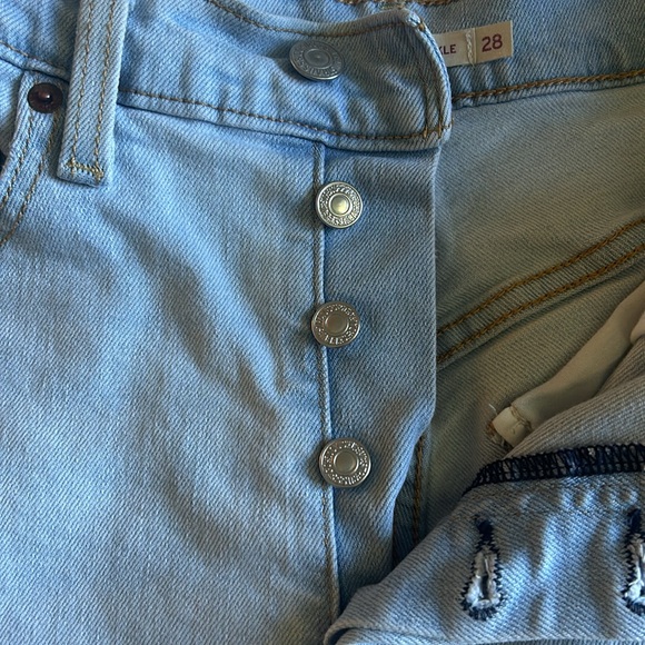 Women’s Levi jeans cut into shorts. Size 28. - Picture 4 of 5